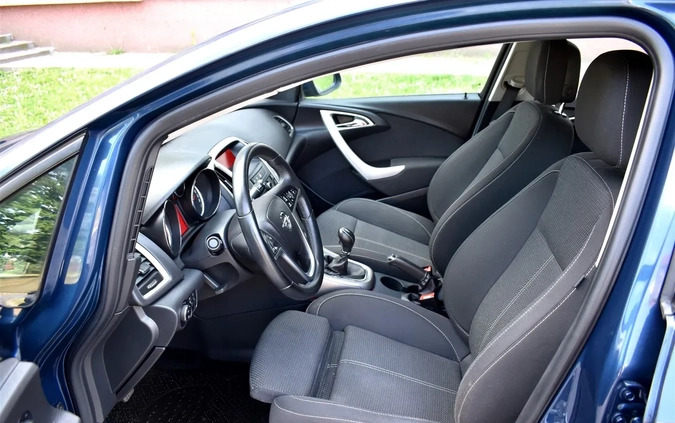 Opel Astra cena 26900 przebieg: 207121, rok produkcji 2012 z Elbląg małe 781